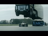 Lastbil hoppar över Lotus F1 bil