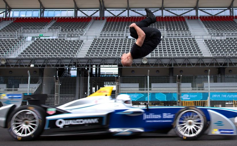 Kille gör backflip över Formula-E bil