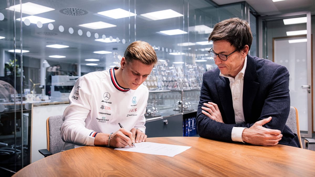 Mick Schumacher signerar Mercedes F1 kontrakt.